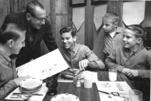 Eduardo Caso and four choristers at a restaurant looking at menus